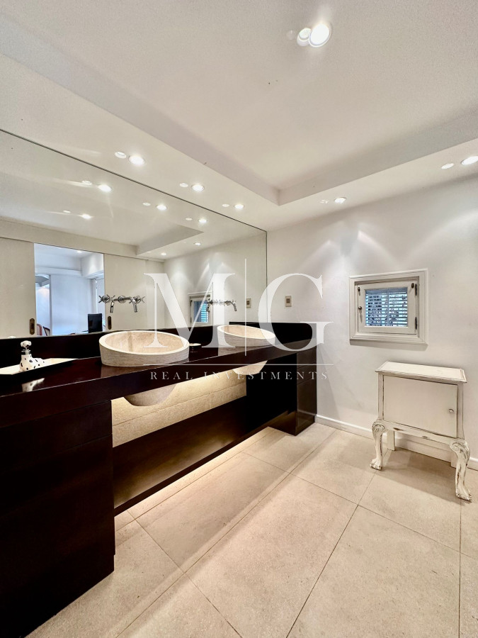 Casa ID.766 - Espectacular Casa esquinera en Venta zona Carrasco, 7 dormitorios
