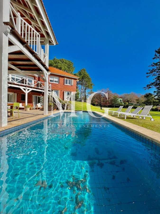 Casa ID.319 - Venta Casa zona Golf, 5 dorm.+ dep.servicio, barbacoa y piscina 