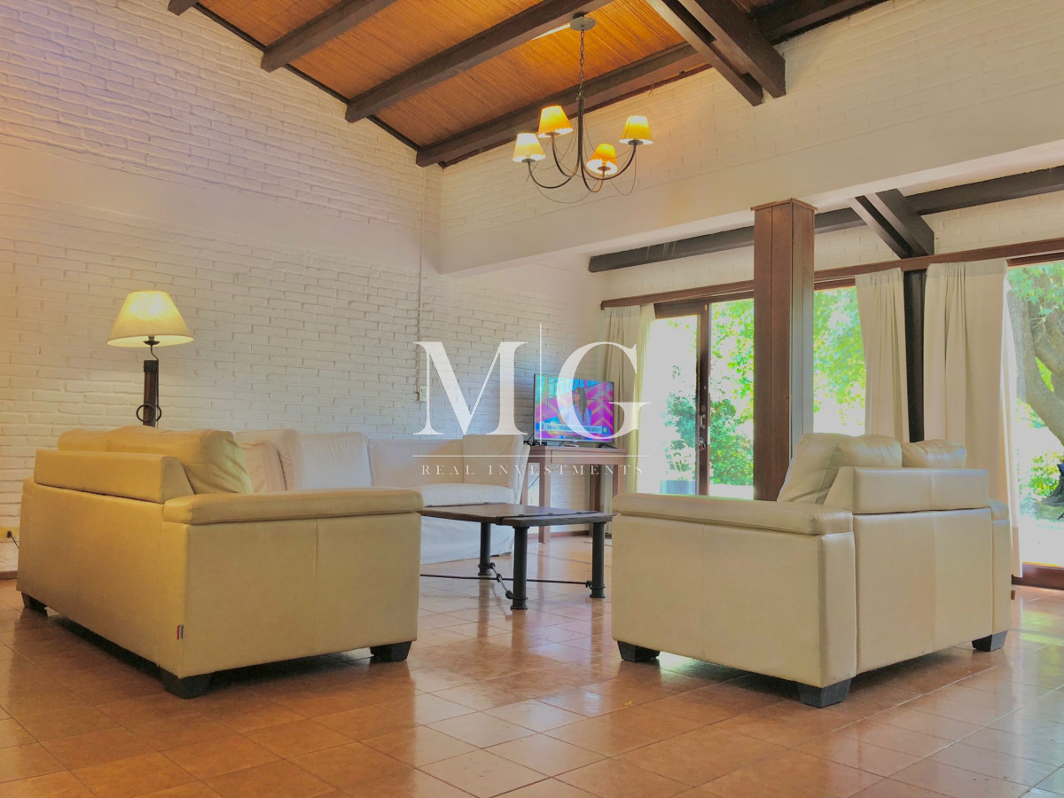 Casa ID.202 - Venta Casa 4 dormitorios + dep.servicio y piscina