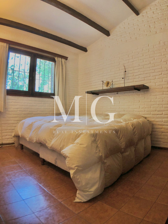 Casa ID.202 - Venta Casa 4 dormitorios + dep.servicio y piscina