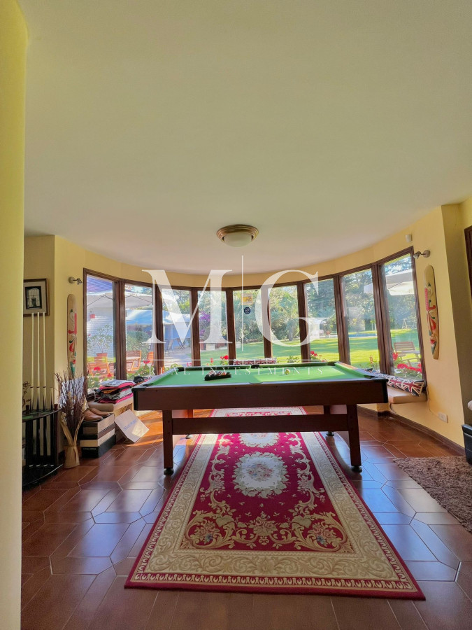 Casa ID.296 - 9 DORMITORIOS ZONA COLEGIOS, BARRIO RESIDENCIAL!