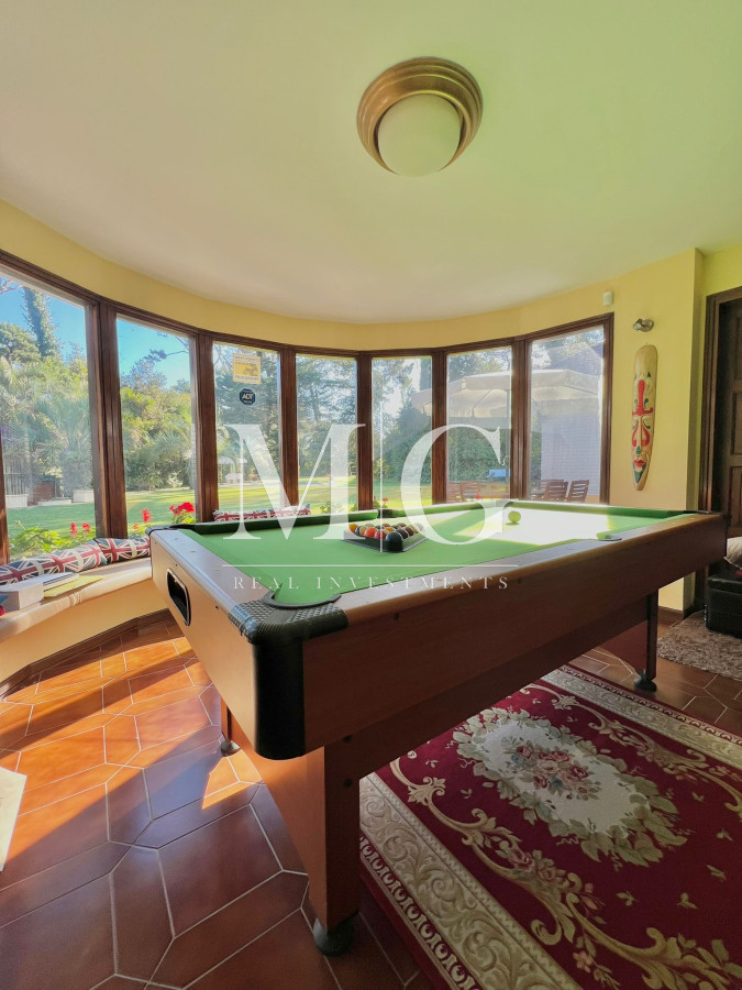 Casa ID.296 - 9 DORMITORIOS ZONA COLEGIOS, BARRIO RESIDENCIAL!