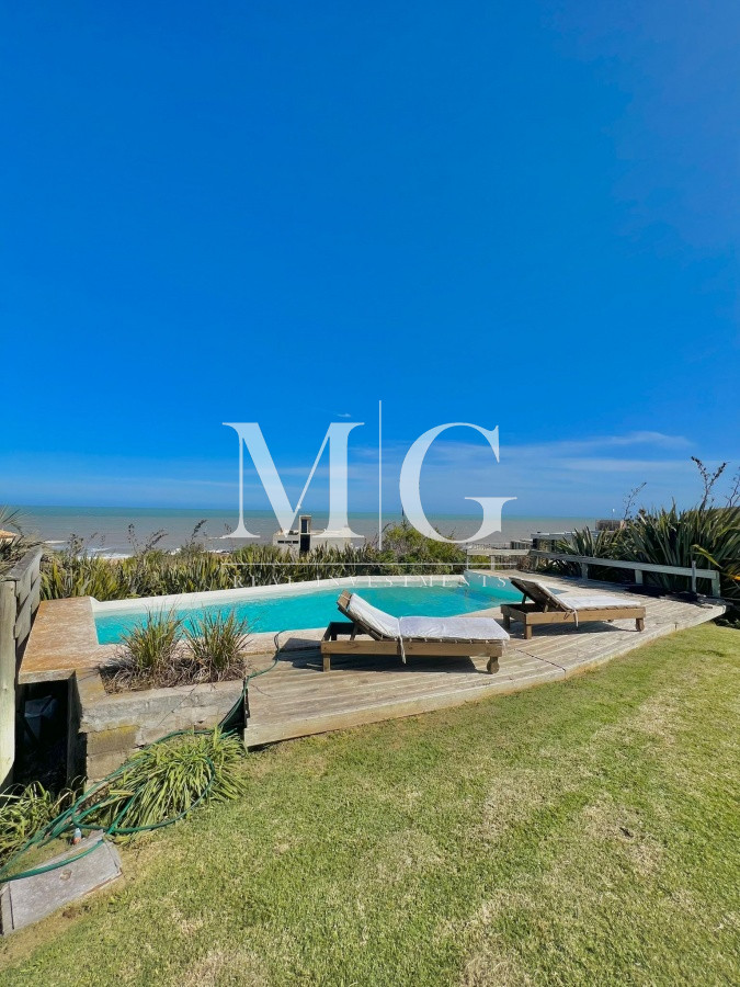Casa ID.195 - Alquiler anual Espectacular Casa en Punta Piedras con vista al mar