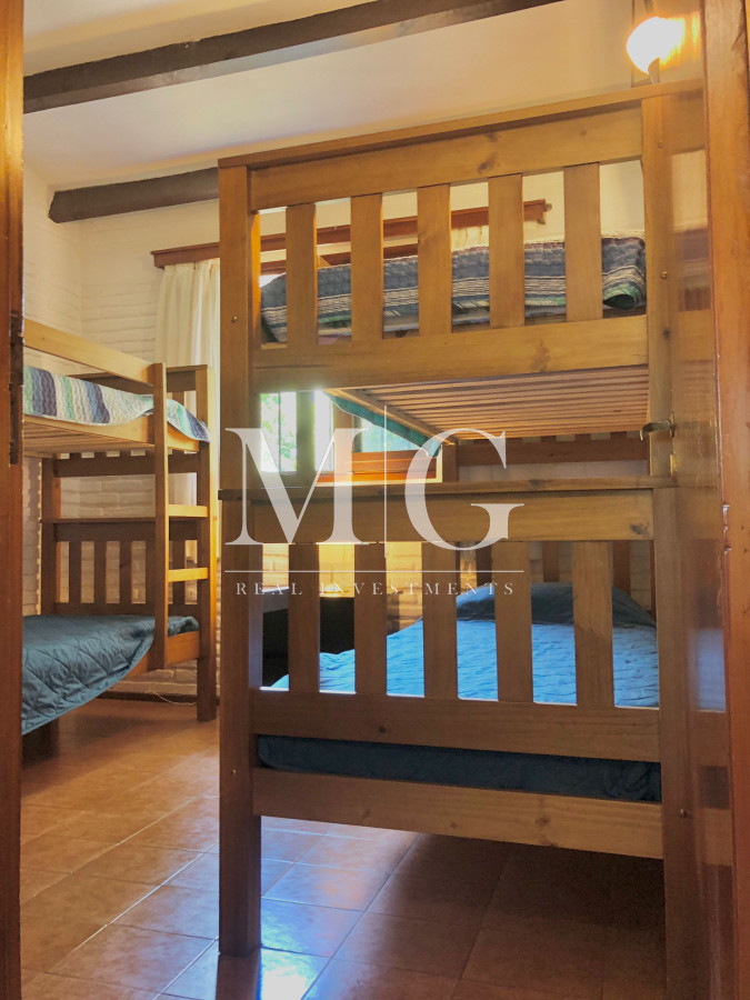 Casa ID.202 - Venta Casa 4 dormitorios + dep.servicio y piscina