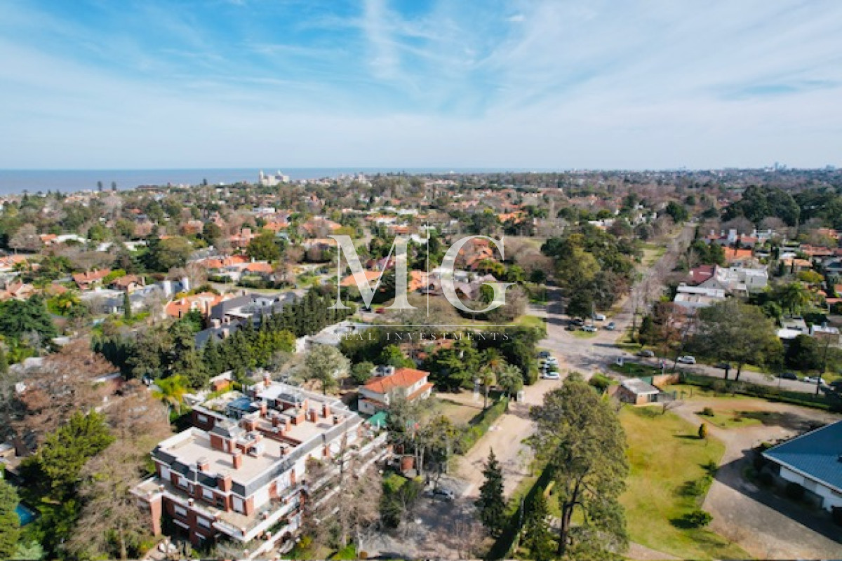 Casa ID.766 - Espectacular Casa esquinera en Venta zona Carrasco, 7 dormitorios