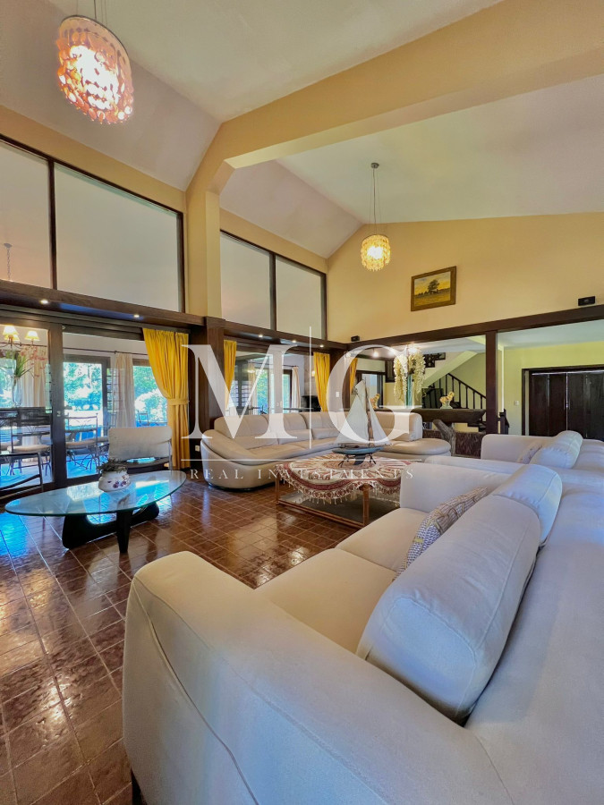 Casa ID.147 - Venta Casa zona Shopping 4 dormitorios + dep.servicio y piscina