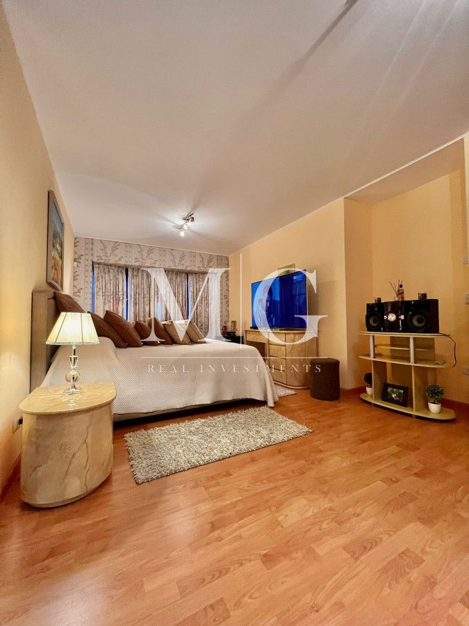 Casa ID.296 - 9 DORMITORIOS ZONA COLEGIOS, BARRIO RESIDENCIAL!