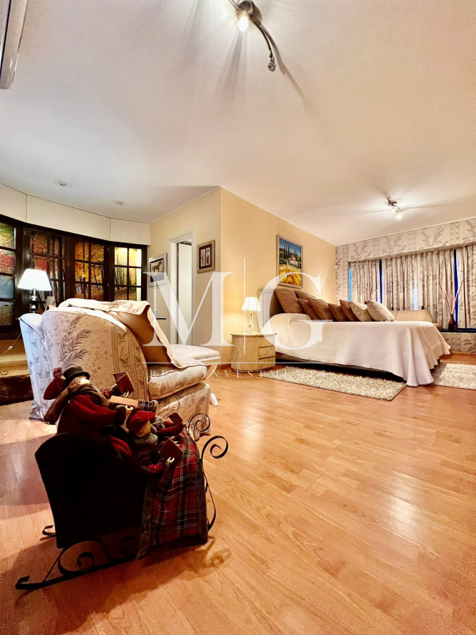 Casa ID.296 - 9 DORMITORIOS ZONA COLEGIOS, BARRIO RESIDENCIAL!