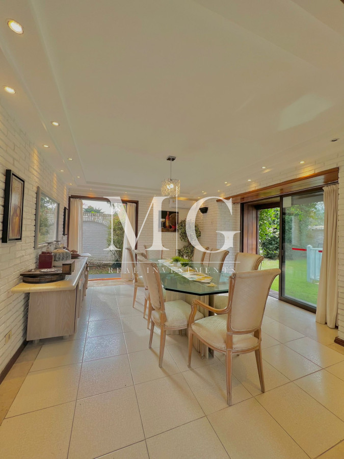Casa ID.325 - Venta Casa zona Golf 3 dormitorios + dep.servicio, piscina y barbacoa