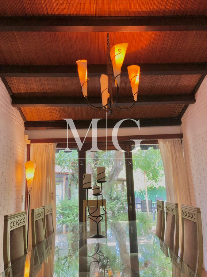 Casa ID.202 - Venta Casa 4 dormitorios + dep.servicio y piscina