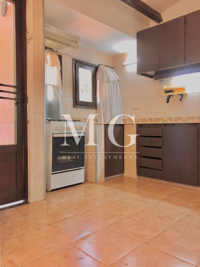 Casa ID.202 - Venta Casa 4 dormitorios + dep.servicio y piscina