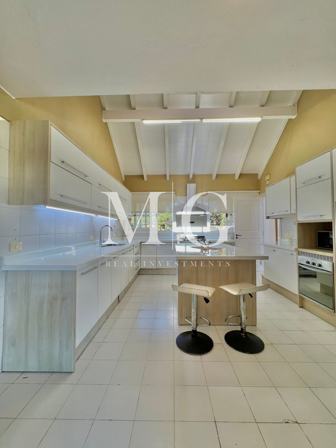 Casa ID.319 - Venta Casa zona Golf, 5 dorm.+ dep.servicio, barbacoa y piscina 
