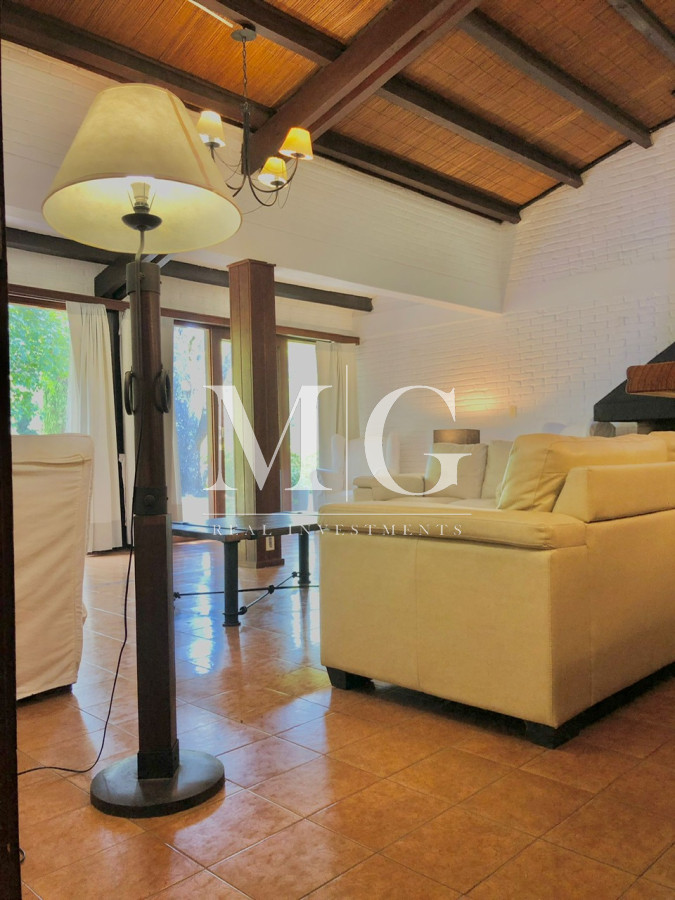 Casa ID.202 - Venta Casa 4 dormitorios + dep.servicio y piscina