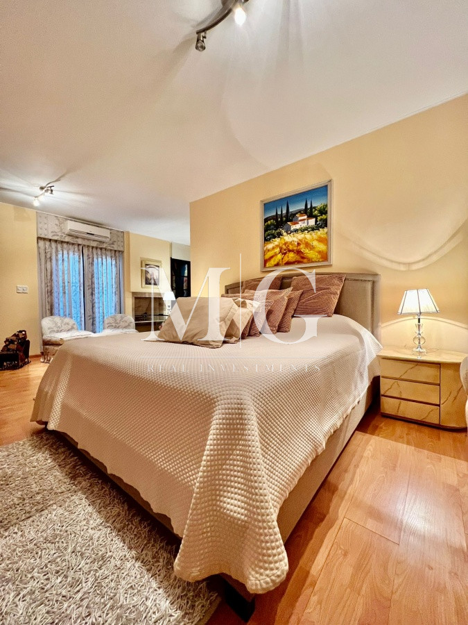 Casa ID.296 - 9 DORMITORIOS ZONA COLEGIOS, BARRIO RESIDENCIAL!