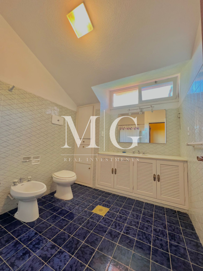 Casa ID.147 - Venta Casa zona Shopping 4 dormitorios + dep.servicio y piscina