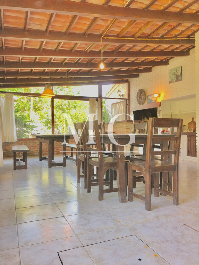 Casa ID.202 - Venta Casa 4 dormitorios + dep.servicio y piscina