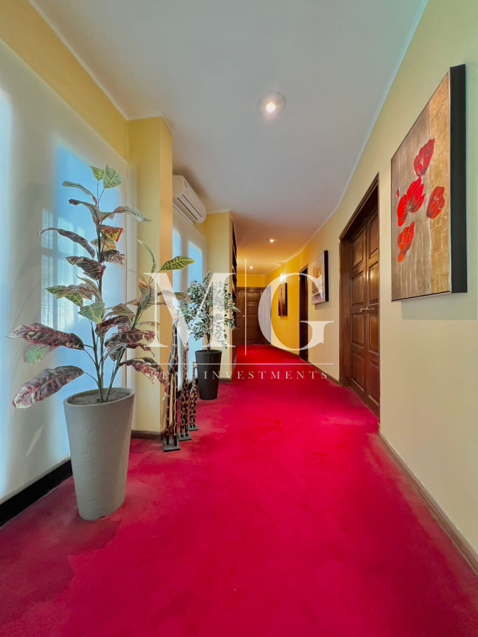 Casa ID.296 - 9 DORMITORIOS ZONA COLEGIOS, BARRIO RESIDENCIAL!