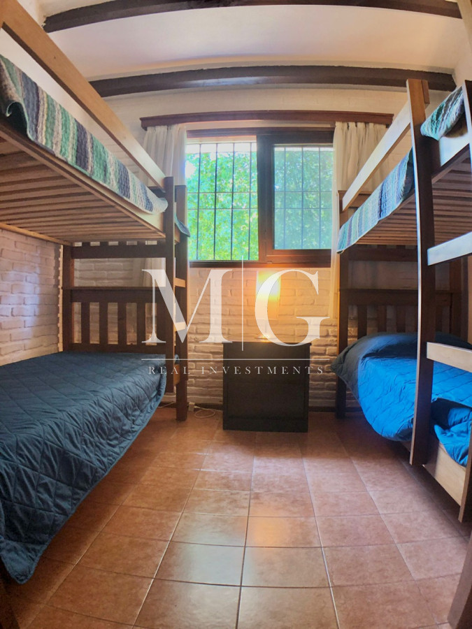 Casa ID.202 - Venta Casa 4 dormitorios + dep.servicio y piscina