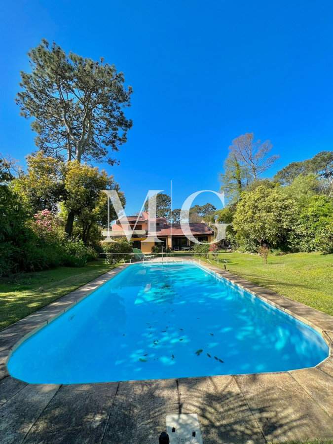 Casa ID.147 - Venta Casa zona Shopping 4 dormitorios + dep.servicio y piscina