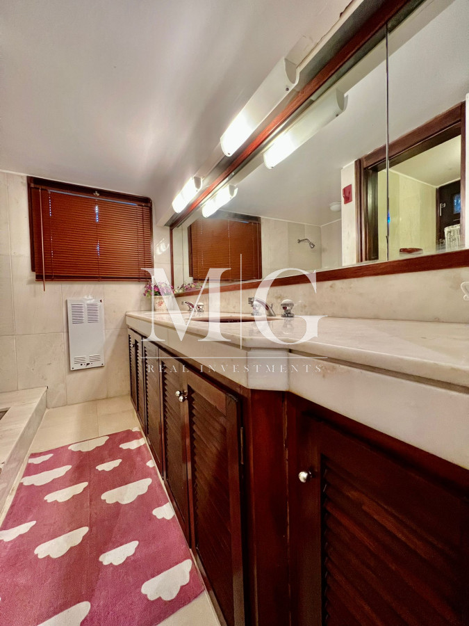 Casa ID.296 - 9 DORMITORIOS ZONA COLEGIOS, BARRIO RESIDENCIAL!