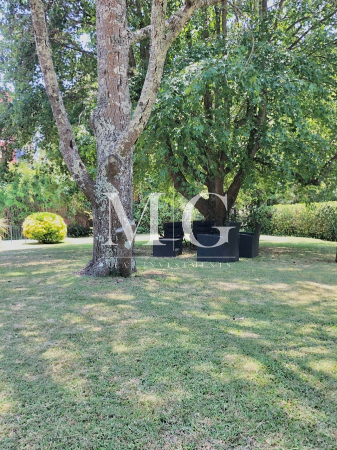 Casa ID.202 - Venta Casa 4 dormitorios + dep.servicio y piscina