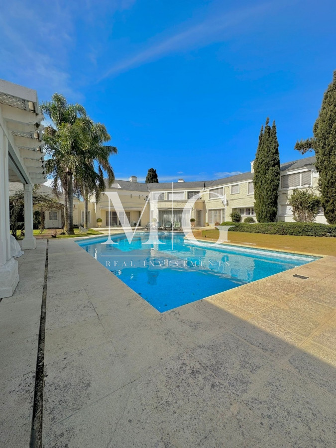 Casa ID.766 - Espectacular Casa esquinera en Venta zona Carrasco, 7 dormitorios