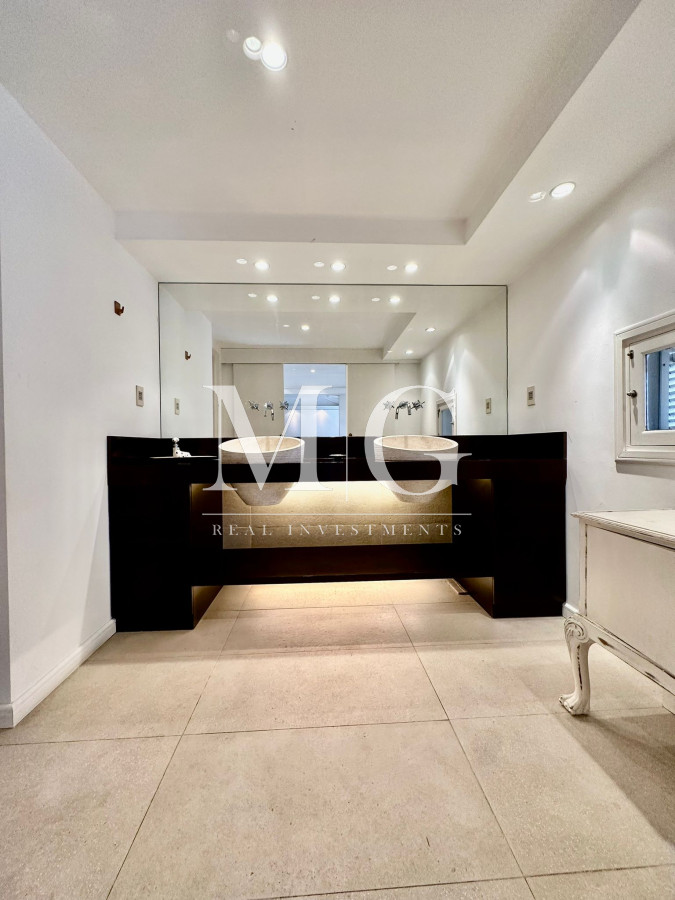 Casa ID.766 - Espectacular Casa esquinera en Venta zona Carrasco, 7 dormitorios