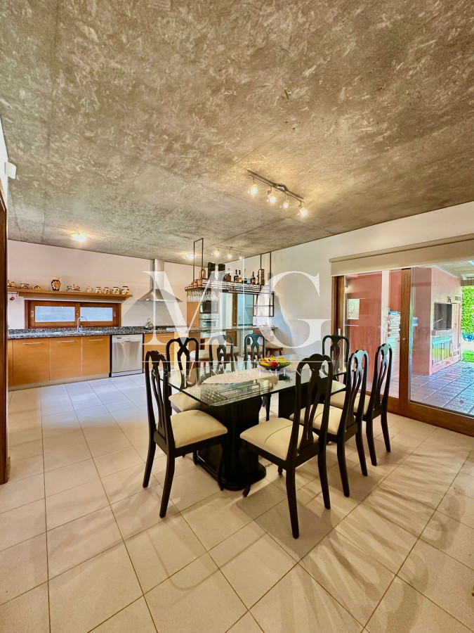 Casa ID.862 - Barrio Privado La Residence Alquiler Anual 4 dormitorios + dependencia, parrillero, piscina