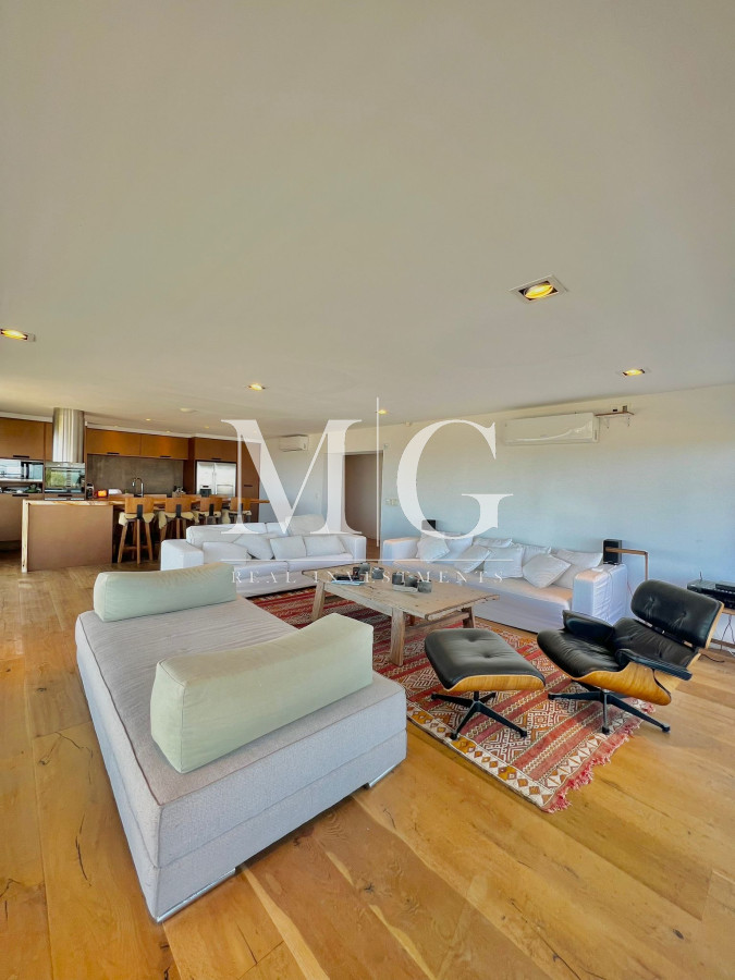 Casa ID.195 - Alquiler anual Espectacular Casa en Punta Piedras con vista al mar