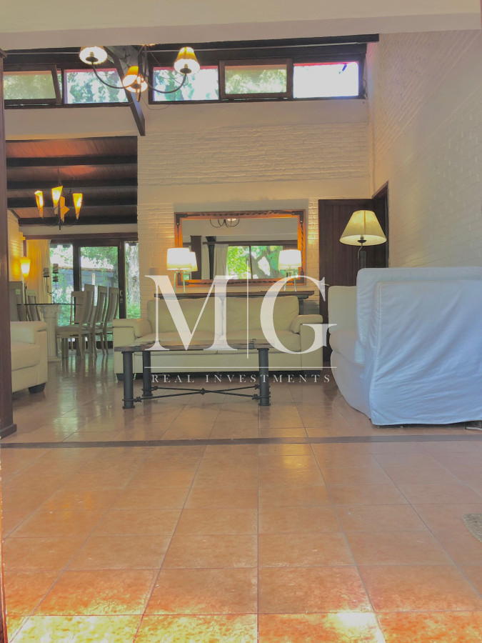 Casa ID.202 - Venta Casa 4 dormitorios + dep.servicio y piscina