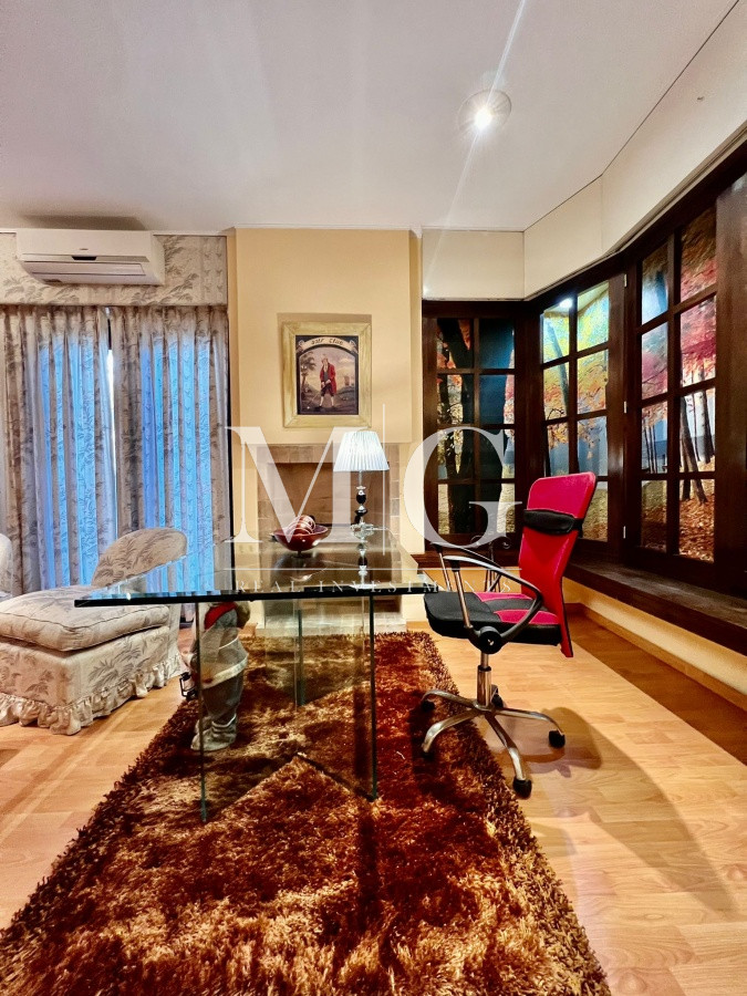 Casa ID.296 - 9 DORMITORIOS ZONA COLEGIOS, BARRIO RESIDENCIAL!