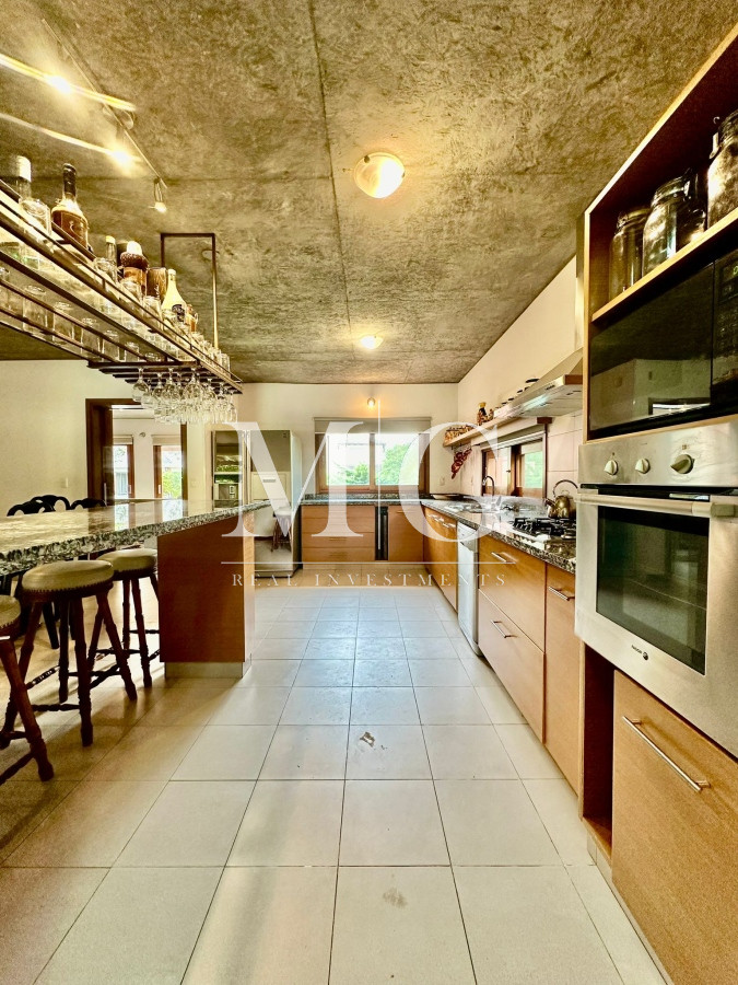 Casa ID.862 - Barrio Privado La Residence Alquiler Anual 4 dormitorios + dependencia, parrillero, piscina