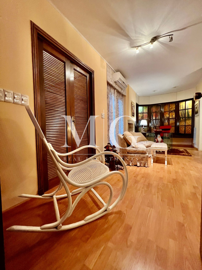 Casa ID.296 - 9 DORMITORIOS ZONA COLEGIOS, BARRIO RESIDENCIAL!