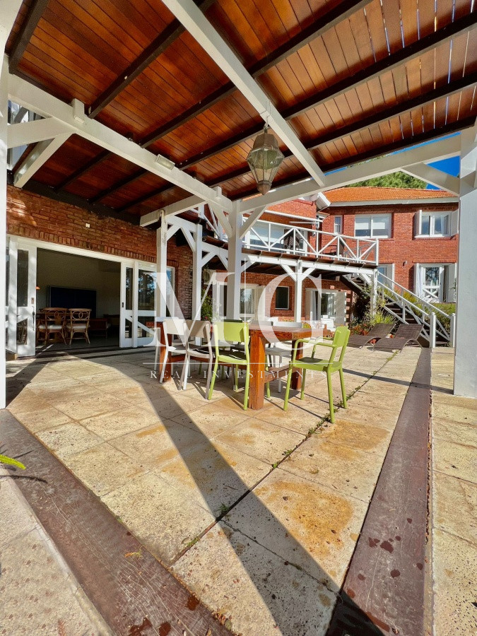 Casa ID.319 - Venta Casa zona Golf, 5 dorm.+ dep.servicio, barbacoa y piscina 