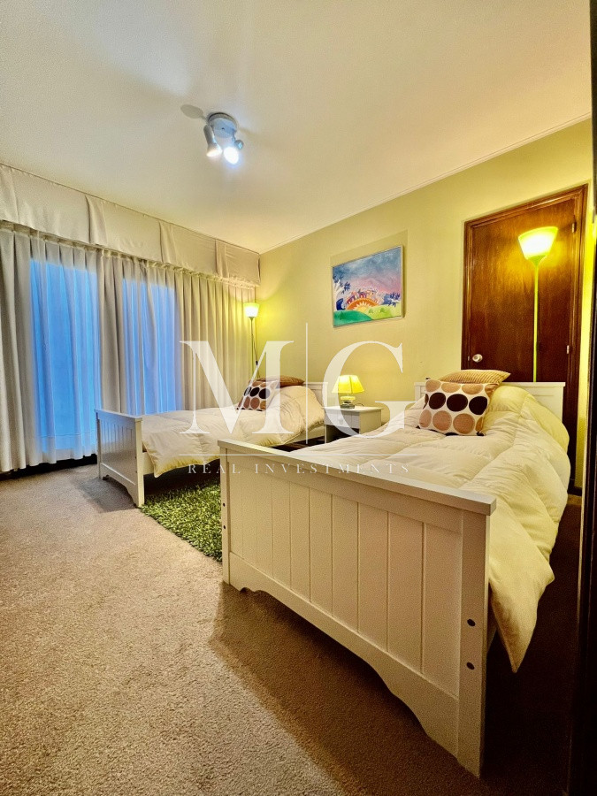 Casa ID.296 - 9 DORMITORIOS ZONA COLEGIOS, BARRIO RESIDENCIAL!