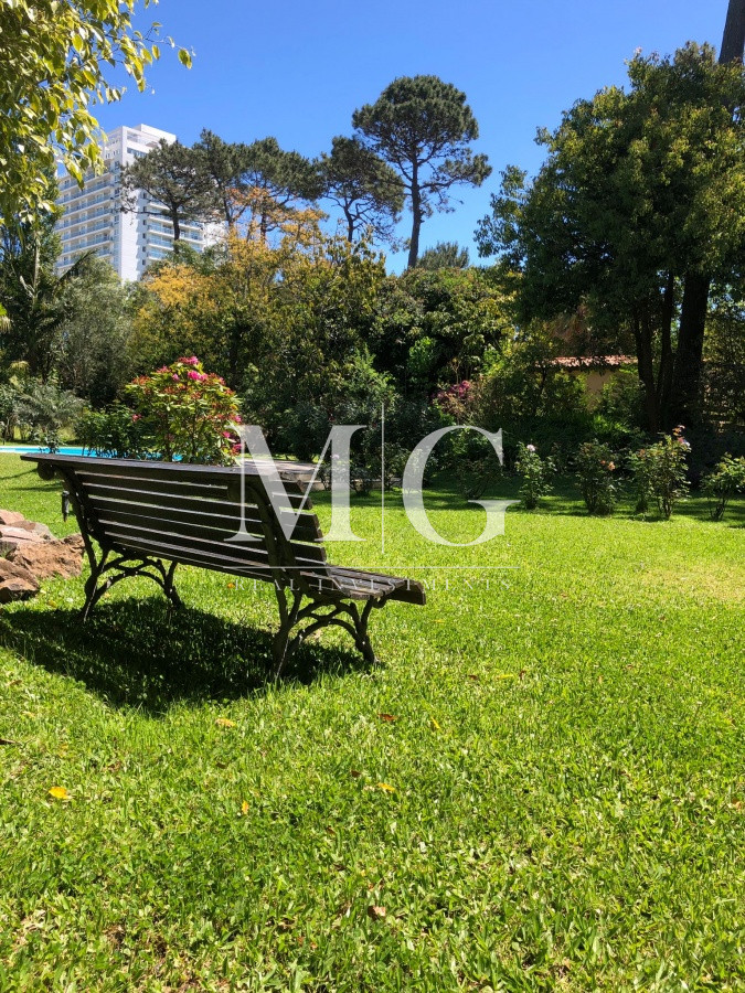 Casa ID.147 - Venta Casa zona Shopping 4 dormitorios + dep.servicio y piscina