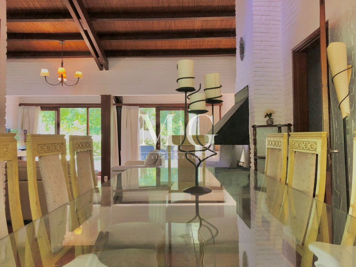 Casa ID.202 - Venta Casa 4 dormitorios + dep.servicio y piscina