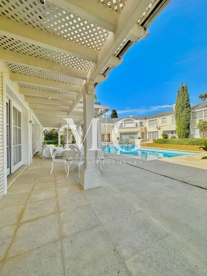 Casa ID.766 - Espectacular Casa esquinera en Venta zona Carrasco, 7 dormitorios
