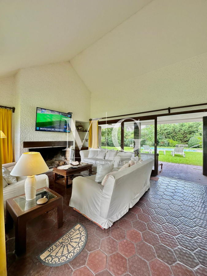 Casa ID.622 - Venta Casa 2 dormitorios + dep.servicio zona Colegios