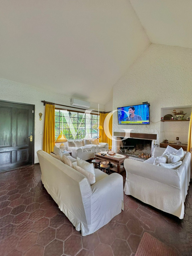 Casa ID.622 - Venta Casa 2 dormitorios + dep.servicio zona Colegios