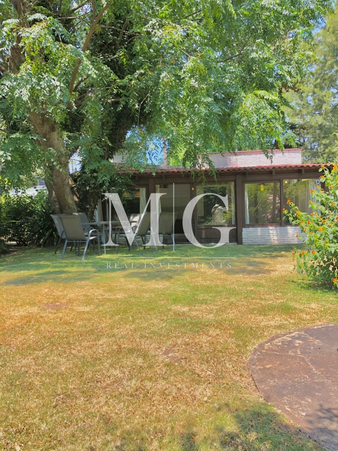 Casa ID.202 - Venta Casa 4 dormitorios + dep.servicio y piscina