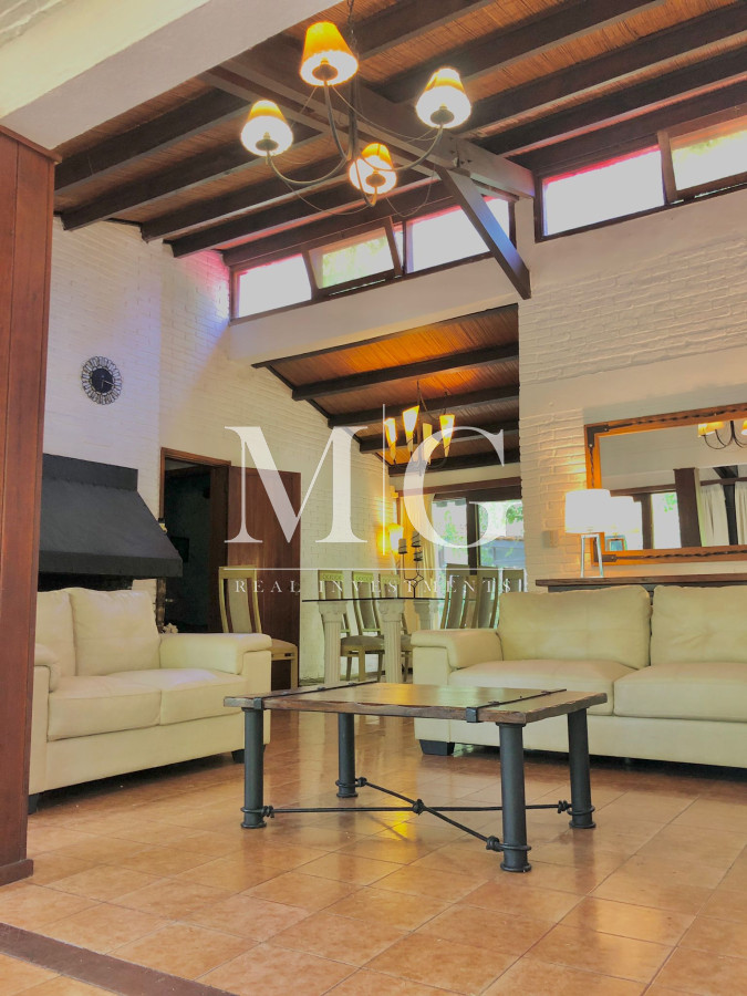 Casa ID.202 - Venta Casa 4 dormitorios + dep.servicio y piscina