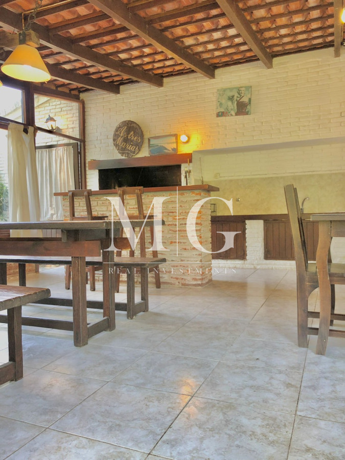 Casa ID.202 - Venta Casa 4 dormitorios + dep.servicio y piscina
