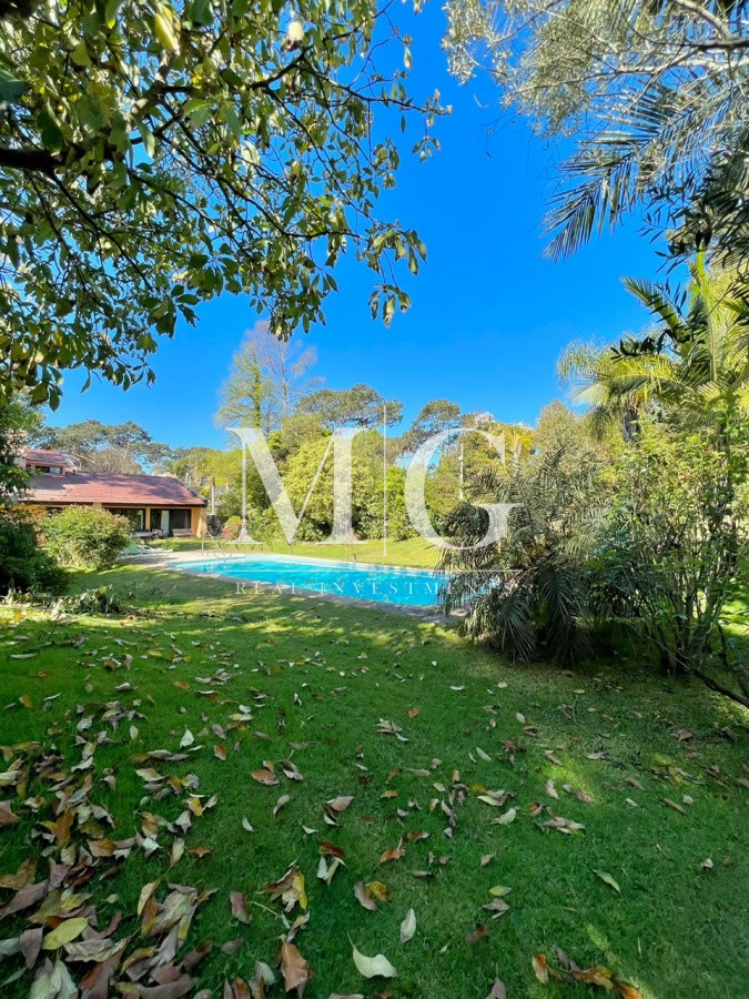 Casa ID.147 - Venta Casa zona Shopping 4 dormitorios + dep.servicio y piscina