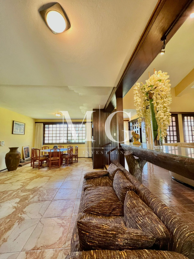 Casa ID.147 - Venta Casa zona Shopping 4 dormitorios + dep.servicio y piscina