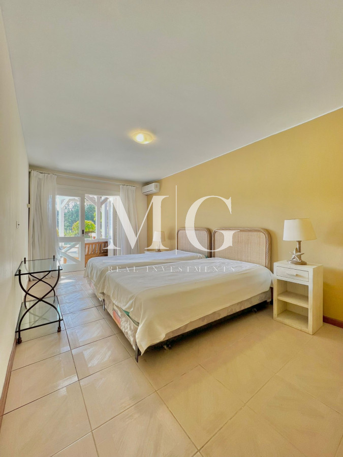 Casa ID.319 - Venta Casa zona Golf, 5 dorm.+ dep.servicio, barbacoa y piscina 