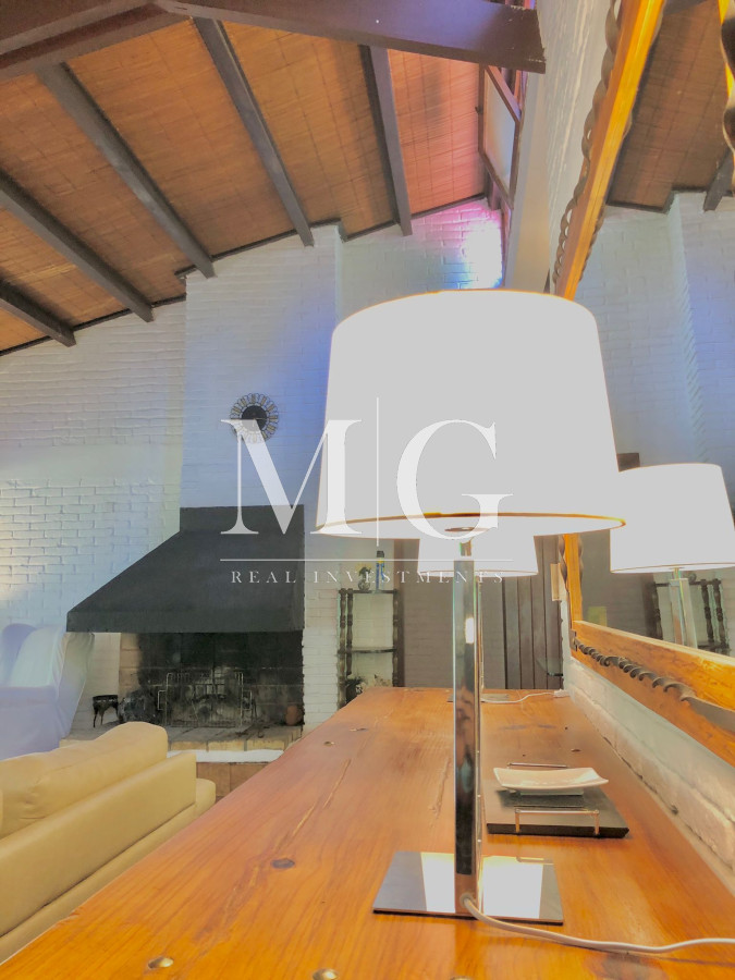 Casa ID.202 - Venta Casa 4 dormitorios + dep.servicio y piscina