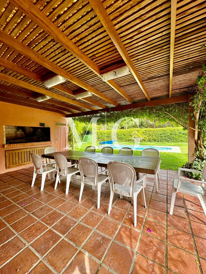 Casa ID.862 - Barrio Privado La Residence Alquiler Anual 4 dormitorios + dependencia, parrillero, piscina