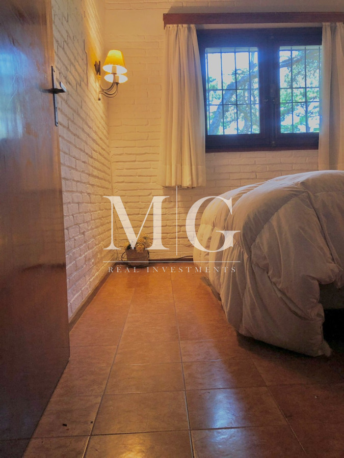 Casa ID.202 - Venta Casa 4 dormitorios + dep.servicio y piscina