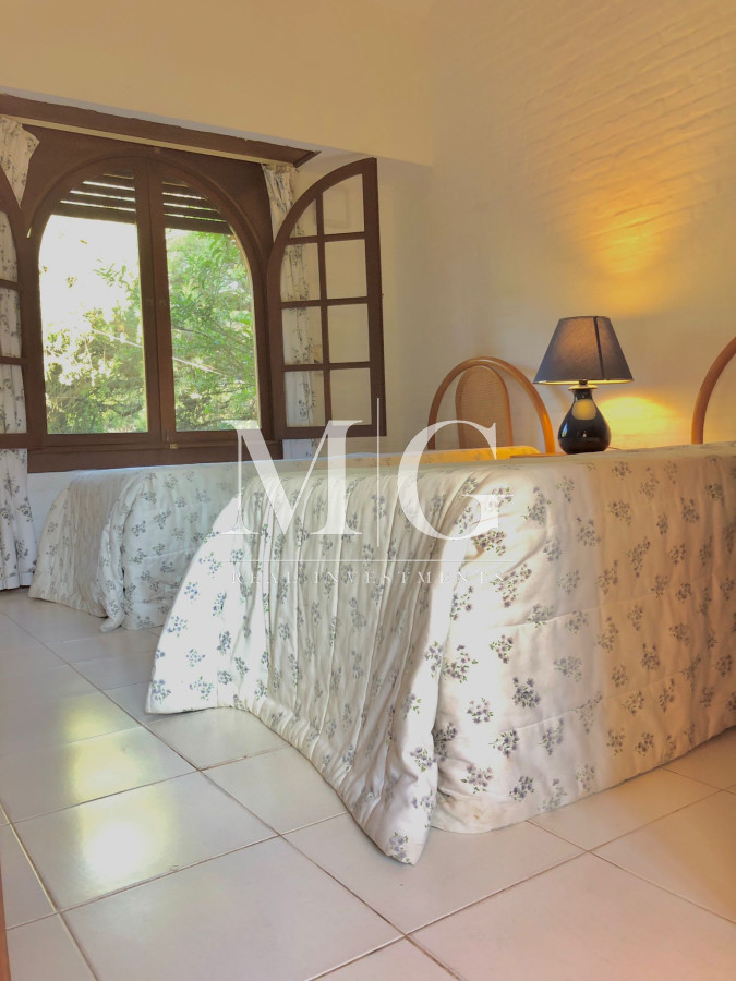 Casa ID.167 - Venta Casa zona Beberly Hills 4 dormitorios + dep.servicio y piscina